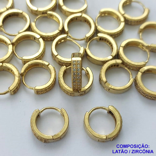 BRINCO NO BRUTO PRONTO PARA O BANHO - (CX.117)  BRINCO ARGOLA (TRANQUETA) CRAVEJADO COM MICROS ZIRCÔNIAS - TAMANHO 14MM LARGURA 3MM - PESO TOTAL 2,5GR - COMPOSIÇÃO: LATÃO / ZIRCÔNIA - BRU14777