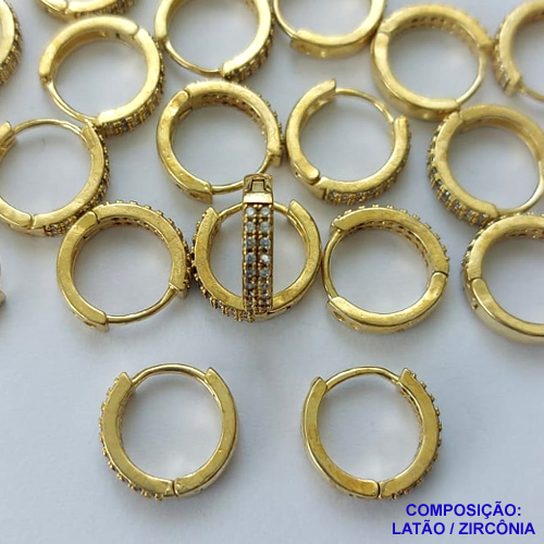 BRINCO NO BRUTO PRONTO PARA O BANHO - (CX.117)  BRINCO ARGOLA (TRANQUETA) CRAVEJADO COM MICROS ZIRCÔNIAS - TAMANHO 13MM LARGURA 2MM - PESO TOTAL 1,8GR - COMPOSIÇÃO: LATÃO / ZIRCÔNIA - BRU14778