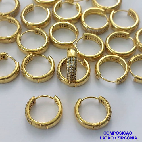 BRINCO NO BRUTO PRONTO PARA O BANHO - (CX.117)  BRINCO ARGOLA (TRANQUETA) CRAVEJADO COM MICROS ZIRCÔNIAS - TAMANHO 18MM LARGURA 5MM - PESO TOTAL 4,3GR - COMPOSIÇÃO: LATÃO / ZIRCÔNIA - BRU14780
