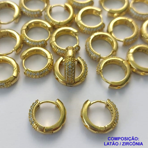 BRINCO NO BRUTO PRONTO PARA O BANHO -( CX.117)  BRINCO ARGOLA (TRANQUETA) CRAVEJADO COM MICROS ZIRCÔNIAS - TAMANHO 14MM LARGURA 4MM - PESO TOTAL 3,2GR - COMPOSIÇÃO: LATÃO / ZIRCÔNIA - BRU14782