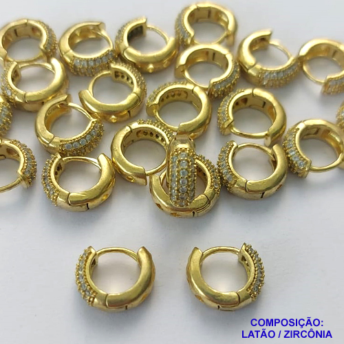 BRINCO NO BRUTO PRONTO PARA O BANHO  (CX.117) - BRINCO ARGOLA (TRANQUETA) CRAVEJADO COM MICROS ZIRCÔNIAS - TAMANHO 12MM LARGURA 4MM - PESO TOTAL 2,4GR - COMPOSIÇÃO: LATÃO / ZIRCÔNIA - BRU14783