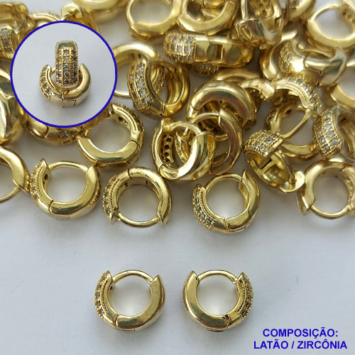 BRINCO NO BRUTO PRONTO PARA O BANHO -  (CX.127)  BRINCO ARGOLA (TRANQUETA) CRAVEJADO COM MICROS ZIRCÔNIAS - TAMANHO 10MM LARGURA 4MM - PESO TOTAL 1,9GR - COMPOSIÇÃO: LATÃO / ZIRCÔNIA - BRU14822