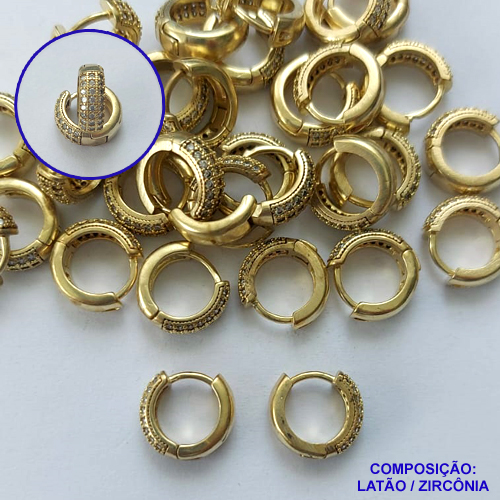 BRINCO NO BRUTO PRONTO PARA O BANHO(CX126) - BRINCO ARGOLA (TRANQUETA) CRAVEJADO COM MICROS ZIRCÔNIAS - TAMANHO 11MM LARGURA 4MM - PESO TOTAL 2,1GR - COMPOSIÇÃO: LATÃO / ZIRCÔNIA - BRU14824