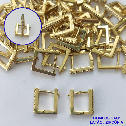 BRINCO NO BRUTO PRONTO PARA O BANHO(CX125) - BRINCO ARGOLA (TRANQUETA) QUADRADRO CRAVEJADO COM MICROS ZIRCÔNIAS - TAMANHO 12MM LARGURA 2MM - PESO TOTAL 2GR - COMPOSIÇÃO: LATÃO / ZIRCÔNIA - BRU14825