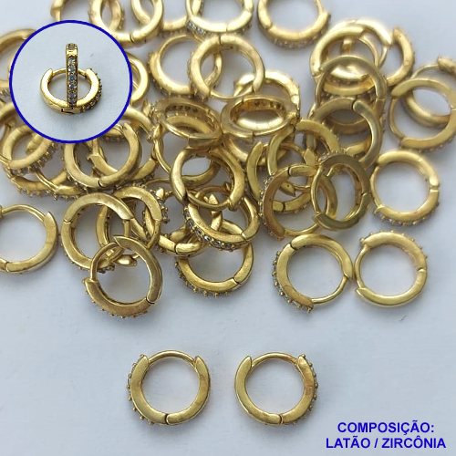 BRINCO NO BRUTO PRONTO PARA O BANHO(CX122)- BRINCO ARGOLA (TRANQUETA) CRAVEJADO COM MICROS ZIRCÔNIAS - TAMANHO 10MM LARGURA 1,5MM - PESO TOTAL 1,1GR - COMPOSIÇÃO: LATÃO / ZIRCÔNIA - BRU14831