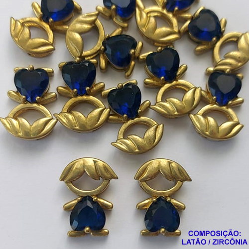 PINGENTE NO BRUTO PRONTO PARA O BANHO - (CX.129)  PINGENTE MENINO COM CORAÇÃO EM ZIRCÔNIA AZUL (PX000673 C001) - COMPOSIÇÃO: LATÃO / ZIRCÔNIA  - TAMANHO 13X17MM - PESO TOTAL 2,2GR - BRU14856