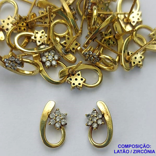 BRINCO NO BRUTO PRONTO PARA O BANHO - (CX.123) PINGENTE DE PINO COM FLOR CRAVEJADO EM MICROS EM ZIRCÔNIAS (BX001470 W) - COMPOSIÇÃO: LATÃO / ZIRCÔNIA  - TAMANHO 7X12MM - PESO TOTAL 1,1GR - BRU14858