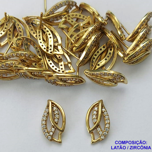 BRINCO NO BRUTO PRONTO PARA O BANHO - (CX.123)  PINGENTE DE PINO COM FOLHA CRAVEJADO EM MICROS EM ZIRCÔNIAS (BX001700 W) - COMPOSIÇÃO: LATÃO / ZIRCÔNIA  - TAMANHO 7X14MM - PESO TOTAL 1,2GR - BRU14859