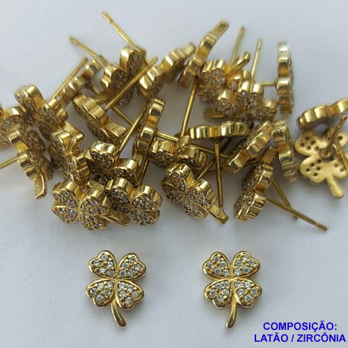 BRINCO NO BRUTO PRONTO PARA O BANHO - (CX.123)  BRINCO DE PINO TREVO DE 4 FOLHAS CRAVEJADO EM MICROS EM ZIRCÔNIAS (BX000076 W) - COMPOSIÇÃO: LATÃO / ZIRCÔNIA  - TAMANHO 8X10MM - PESO TOTAL 1,6GR - BRU14860