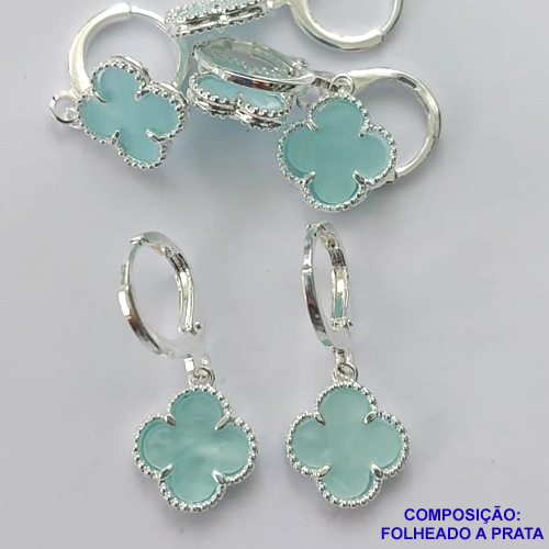 BRINCO FOLHEADO A PRATA COM 50 MILÉSIMOS + VERNIZ DIAMOND - BRINCO ARGOLINHA DE PRESSÃO (TRANQUETA) TIPO VAN CLEEF AZUL CLARO RESINA 10MM PRA378