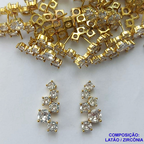BRINCO NO BRUTO PRONTO PARA O BANHO CX 121- BRINCO DE PINO CRAVEJADO EM ZIRCÔNIAS BX001876 W) - COMPOSIÇÃO: LATÃO / ZIRCÔNIA  - TAMANHO 8X20MM - PESO TOTAL 2,7GR - BRU14877