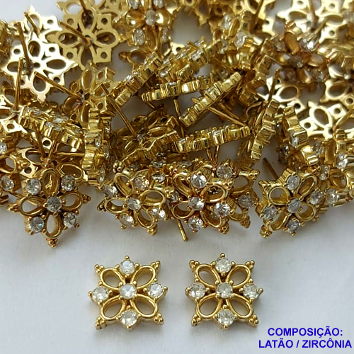 BRINCO NO BRUTO PRONTO PARA O BANHO - (CX.123)  BRINCO DE PINO FLOR CRAVEJADO EM MICROS EM ZIRCÔNIAS (BX001359 W) - COMPOSIÇÃO: LATÃO / ZIRCÔNIA  - TAMANHO 12MM - PESO TOTAL 2,2GR - BRU14879