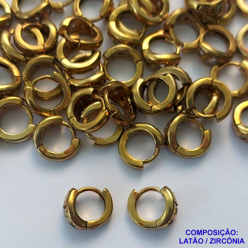 BRINCO NO BRUTO PRONTO PARA O BANHO(CX121) - BRINCO DE ARGOLA COM PEDRAS EM ZIRCÔNIAS (BX001964 W TAM10) - COMPOSIÇÃO: LATÃO / ZIRCÔNIA - TAMANHO 10MM - PESO TOTAL 2,2GR - BRU14881