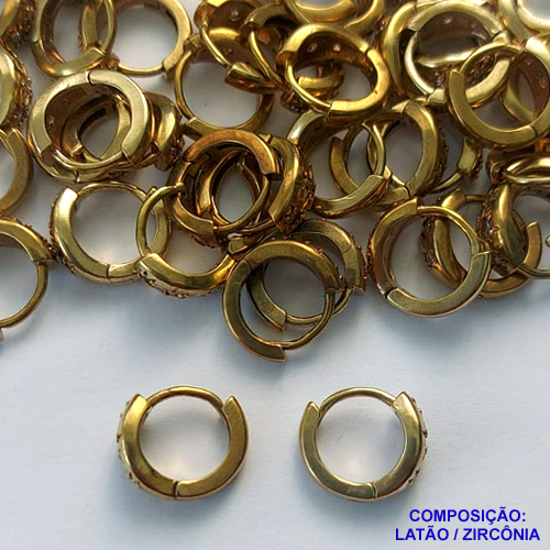 BRINCO NO BRUTO PRONTO PARA O BANHO(CX121) - BRINCO DE ARGOLA COM PEDRAS EM ZIRCÔNIAS (BX001964 W TAM12) - COMPOSIÇÃO: LATÃO / ZIRCÔNIA - TAMANHO 12MM - PESO TOTAL 2,5GR - BRU14882