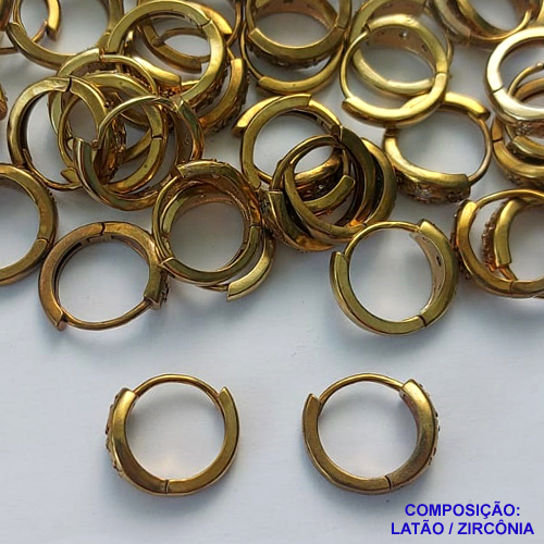 BRINCO NO BRUTO PRONTO PARA O BANHO(CX121) - BRINCO DE ARGOLA COM PEDRAS EM ZIRCÔNIAS (BX001964 W TAM15) - COMPOSIÇÃO: LATÃO / ZIRCÔNIA - TAMANHO 15MM - PESO TOTAL 2,9GR - BRU14883