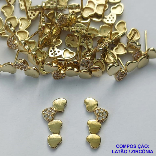 BRINCO NO BRUTO PRONTO PARA O BANHO - (CX123) BRINCO DE PINO CORAÇÕES CRAVEJADO COM MICROS ZIRCÔNIAS (BX001187 W) - COMPOSIÇÃO: LATÃO / ZIRCÔNIA  - TAMANHO 8X18MM - PESO TOTAL 1,7GR - BRU14885
