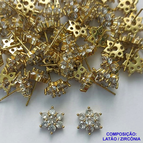 BRINCO NO BRUTO PRONTO PARA O BANHO - (CX.123)  BRINCO DE PINO FLOR CRAVEJADO COM ZIRCÔNIAS (BX001661 W) - COMPOSIÇÃO: LATÃO / ZIRCÔNIA  - TAMANHO 9MM - PESO TOTAL 2,6GR - BRU14886