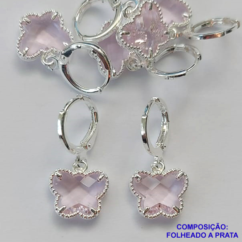 BRINCO FOLHEADO A PRATA COM 50 MILÉSIMOS + VERNIZ DIAMOND - BRINCO ARGOLINHA DE PRESSÃO (TRANQUETA) TIPO VAN CLEEF BORBOLETA ROSA VIDRO 10MM PRA382