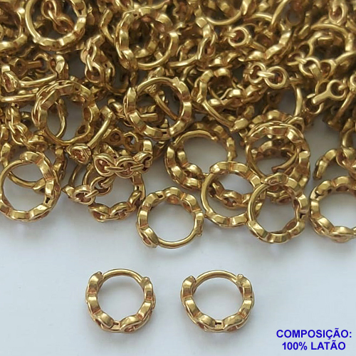 BRINCO NO BRUTO PRONTO PARA O BANHO - BRINCO ARGOLINHA DE PRESSÃO DETALHES VAZADOS - TAMANHO: 9MM - PESO TOTAL 0,8GR - BRU14916