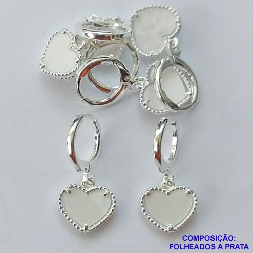 BRINCO FOLHEADO A PRATA COM 50 MILÉSIMOS + VERNIZ DIAMOND - BRINCO ARGOLINHA DE PRESSÃO (TRANQUETA)  VAN CLEEF CORAÇÃO BRANCO RESINA 10MM PRA388