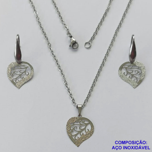 CONJUNTO EM AÇO INOXIDÁVEL - CORRENTE 50CM (AÇO03)  (CX.120)  BRINCO DE ANZOL COM BASE COMPRIDA E PINGENTE CORAÇÕES DETALHES VAZADOS 19MM - COMPOSIÇÃO: AÇO INOXIDÁVEL - AÇO2003