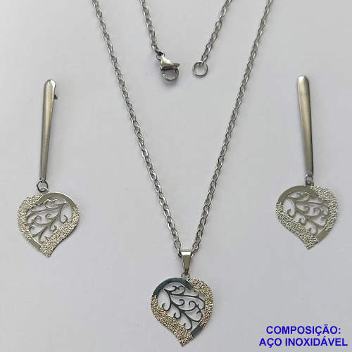 CONJUNTO EM AÇO INOXIDÁVEL - CORRENTE 50CM (AÇO03) (CX.120)  BRINCO DE PINO COM BASE COMPRIDA E PINGENTE CORAÇÕES DETALHES VAZADOS 19MM - COMPOSIÇÃO: AÇO INOXIDÁVEL - AÇO2006