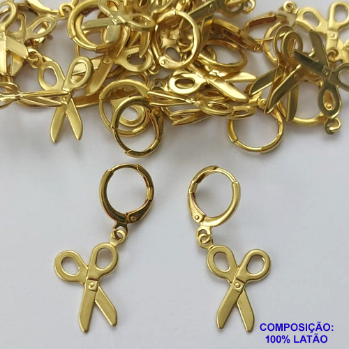 BRINCO NO BRUTO PRONTO PARA O BANHO - (2139) (CX.127)  BRINCO ARGOLINHA DE PRESSÃO COM PINGENTE TESOURA 11X17MM - PESO: 1,2GR - COMPOSIÇÃO: 100% LATÃO - BRU14987