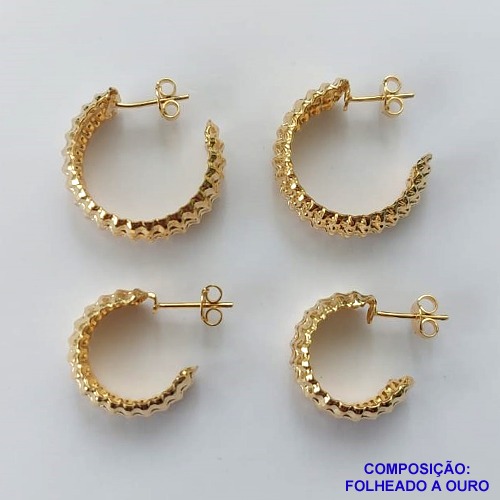 BRINCO FOLHEADO A OURO - BANHADO COM 5 MILÉSIMOS + VERNIZ DIAMOND(BRD 22D)-DUO DE BRINCO DE PINO ARGOLA DESENHADA 22/18MM E LARGURA 7MM- OU0RO303