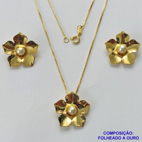 CONJUNTO FOLHEADO A OURO(CJA812) - BANHADO COM 5 MILÉSIMOS + VERNIZ DIAMOND - CONJUNTO COM CORRENTE VENEZIANA 45CM E BRINCOS DE PINO COM PINGENTES FLOR COM PÉROLA- OURO304