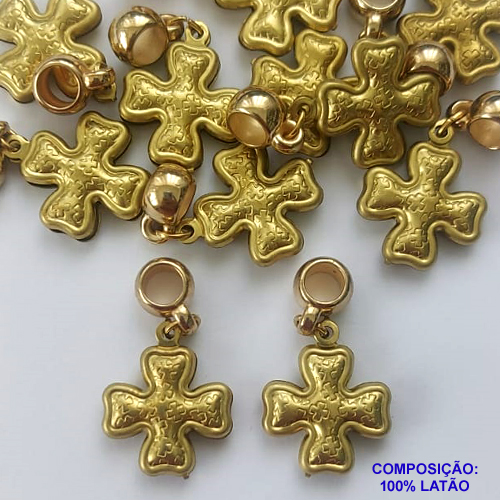 BERLOQUE NO BRUTO PRONTO PARA O BANHO - (3.122) (CX.127)  BERLOQUE TREVO ESTAMPADO 17MM - PESO: 1,5GR - COMPOSIÇÃO: LATÃO E PENDENTE EM ABS - BRU15023