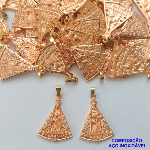 PINGENTE NO BRUTO PRONTO PARA O BANHO (CRIS)  (CX.129)  PINGENTE NOSSA SRA APARECIDA COM ZIRCÔNIAS CRISTAIS 22X32MM - PESO TOTAL 3,1GR - COMPOSIÇÃO: LATÃO / ZIRCÔNIA - BRU15032