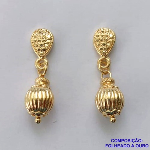 BRINCO FOLHEADO A OURO - BANHADO COM 5 MILÉSIMOS + VERNIZ DIAMOND -  BRINCO DE PINO COM BASE DESENHADA BOLINHA DESENHADA 26MM - OURO312