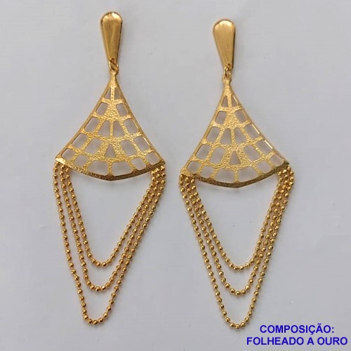 BRINCO FOLHEADO A OURO - BANHADO COM 5 MILÉSIMOS + VERNIZ DIAMOND -  BRINCO DE PINO COM BASE LISA FORMATO LEQUE COM CORRENTE 40MM - OURO310
