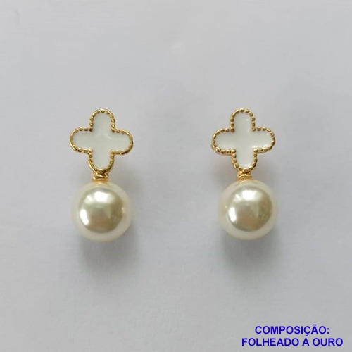 BRINCO FOLHEADO A OURO - BANHADO COM 5 MILÉSIMOS + VERNIZ DIAMOND(BIJ644) -  BRINCO DE PINO VAN CLEEF BRANCO E PÉROLA 16MM - OURO323