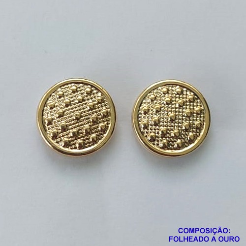 BRINCO FOLHEADO A OURO - BANHADO COM 5 MILÉSIMOS + VERNIZ DIAMOND - BRINCO DE PINO BOTÃO DESENHADO 14MM - OURO344