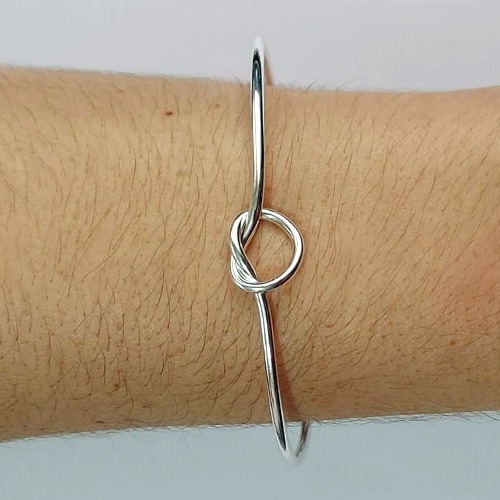 PULSEIRA (BRACELETE) FOLHEADA A PRATA COM 50 MILÉSIMOS + VERNIZ DIAMOND - PULSEIRA (BRACELETE ) COM NÓ FORMATO CORAÇÃO LARGURA 2MM  PRA497