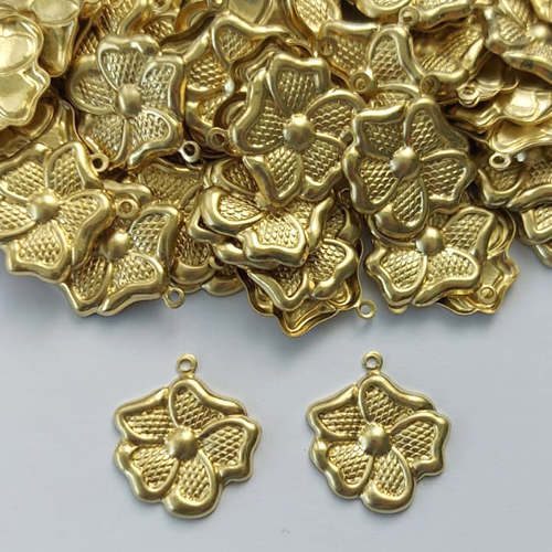 ACESSÓRIO NO BRUTO PRONTO PARA O BANHO(CX128) - (E3412) PINGENTE FLOR 15MM COM UMA ARGOLINHA - PESO 0,5GR - COMPOSIÇÃO: 100% LATÃO (PEÇA VENDIDA POR UNIDADE) - BRU0003057