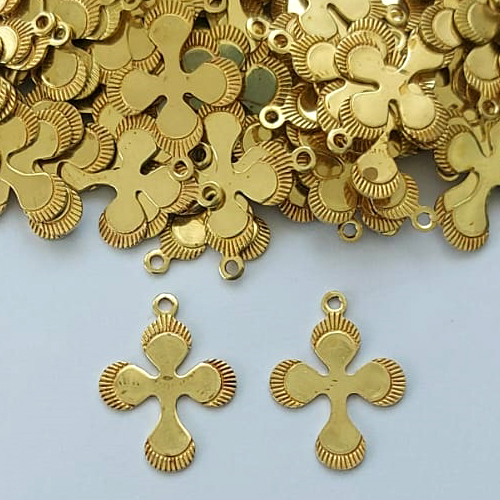 ACESSÓRIO NO BRUTO PRONTO PARA O BANHO(CX128) - (E3391) PINGENTE CRUCIFIXO 15MM COM UMA ARGOLINHA - PESO 0,4GR - COMPOSIÇÃO: 100% LATÃO (PEÇA VENDIDA POR UNIDADE) - BRU0003071