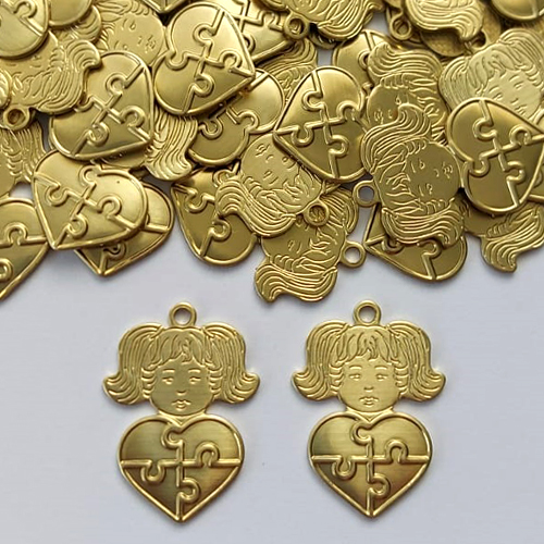 ACESSÓRIO NO BRUTO PRONTO PARA O BANHO - (5735) PINGENTE MENINA CORAÇÃO AUTISMO 13X25MM - PESO 1,4GR - COMPOSIÇÃO: 100% LATÃO (PEÇA VENDIDA POR UNIDADE) - BRU0003083