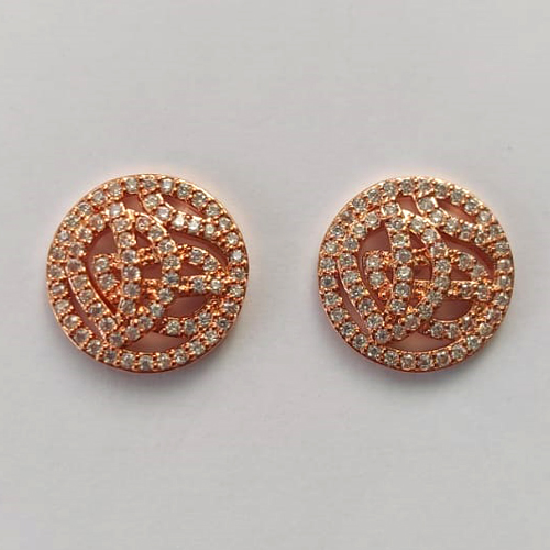 BRINCO NO BRUTO PRONTO PARA O BANHO - (CX.129)  BRINCO DE PINO REDONDO CRAVEJADO EM MICROS ZIRCÔNIAS 14MM - COMPOSIÇÃO: LATÃO / ZIRCÔNIA - PESO TOTAL 3,1GR - BRU15097