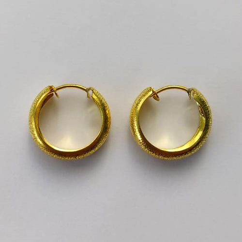 BRINCO NO BRUTO PRONTO PARA O BANHO - (CX.130)  BRINCO DE ARGOLA 6X18MM - COMPOSIÇÃO: 100% LATÃO - PESO TOTAL 1,9GR - BRU15098