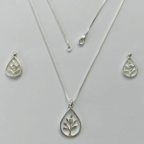 CONJUNTO FOLHEADO A PRATA COM 50 MILÉSIMOS + VERNIZ DIAMOND - CONJUNTO COM CORRENTE VENEZIANA 45CM - BRINCOS DE PINO E PINGENTE EM GOTA VAZADA 13MM COM PEDRA EM ZIRCÔNIA CRISTAL 10MM - PRA501
