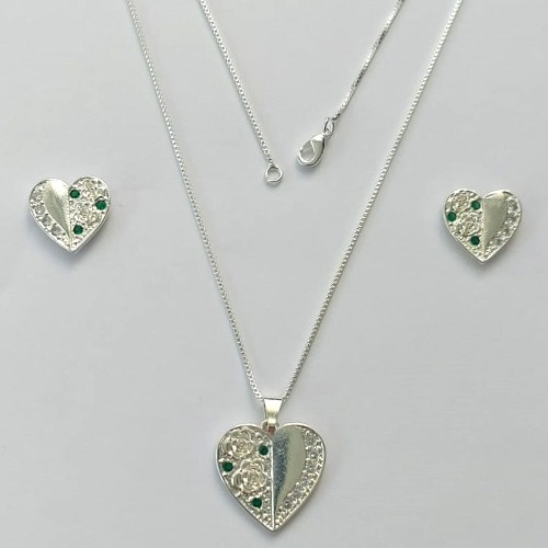 CONJUNTO FOLHEADO A PRATA COM 50 MILÉSIMOS + VERNIZ DIAMOND - CONJUNTO COM CORRENTE VENEZIANA 45CM - BRINCOS DE PINO E PINGENTES CORAÇÃO 13MM COM MICRO ZIRCÔNIAS CRISTAIS E VERDE  - PRA503