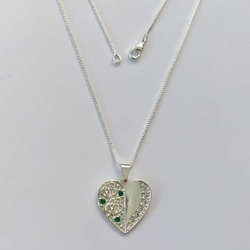 GARGANTILHA FOLHEADA A PRATA COM 50 MILÉSIMOS + VERNIZ DIAMOND - GARGANTILHA CORRENTE VENEZIANA 45CM PINGENTE CORAÇÃO 19MM COM MICRO ZIRCÔNIAS CRISTAIS E VERDES - FECHO LAGOSTA PRA506