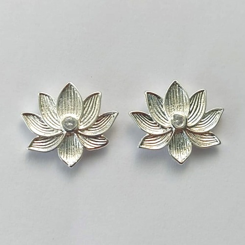 BRINCO FOLHEADA A PRATA COM 50 MILÉSIMOS + VERNIZ DIAMOND - BRINCO DE PINO FLOR COM ZIRCÔNIA 15MM PRA507