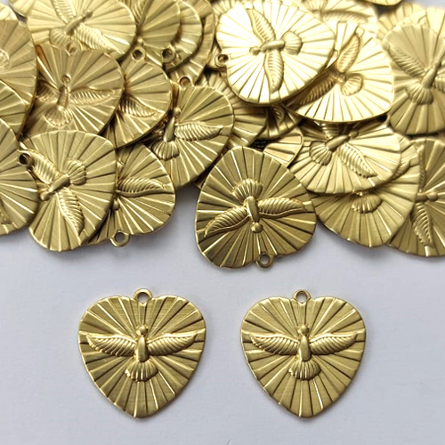 ACESSÓRIO NO BRUTO PRONTO PARA O BANHO - (5538) PINGENTE CORAÇÃO ESPÍRITO SANTO 17MM COM UMA ARGOLINHA - PESO 1,4GR - COMPOSIÇÃO: 100% LATÃO (PEÇA VENDIDA POR UNIDADE) - BRU0003088