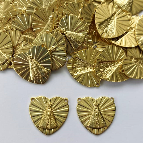 ACESSÓRIO NO BRUTO PRONTO PARA O BANHO(CX132) - (5580) PINGENTE CORAÇÃO NOSSA SRA APARECIDA 17MM COM DUAS ARGOLINHAS - PESO 1,4GR - COMPOSIÇÃO: 100% LATÃO (PEÇA VENDIDA POR UNIDADE) - BRU0003089