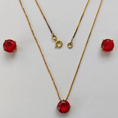 CONJUNTO NO BRUTO PRONTO PARA O BANHO - CONJUNTO COM CORRENTE VENEZIANA 45CM - BRINCOS DE PINO E PINGENTE BASE EM ALTA FUSÃO COM ZIRCÔNIA REDONDA VERMELHA 10X10MM - PESO TOTAL 6,1GR - BRU15177