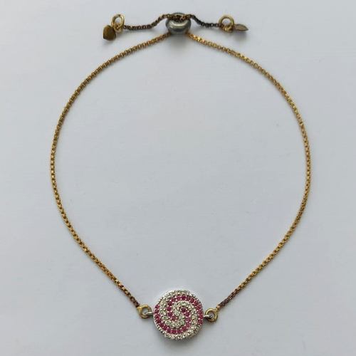 PULSEIRA GRAVATINHA NO BRUTO PRONTA PARA O BANHO - PULSEIRA AJUSTÁVEL COM PINGENTE REDONDO CRAVEJADO EM MICROS ZIRCÔNIAS - PESO 2,GR - BRU15180