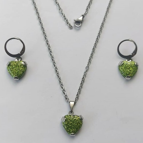 CONJUNTO EM AÇO INOXIDÁVEL - (AÇO03) - (CX.75)  CONJUNTO COM CORRENTE 50CM E BRINCOS ARGOLINHA DE PRESSÃO COM PINGENTES CORAÇÃO EM CRISTAL COM GLITTER VERDE 12MM - COMPOSIÇÃO: AÇO INOXIDÁVEL - AÇO2086